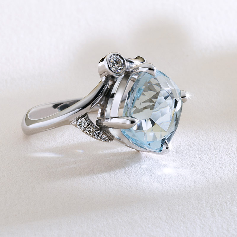 Bague aigue-marine et diamants en or blanc, création sur-mesure de L'Atelier Virtuose à Spa