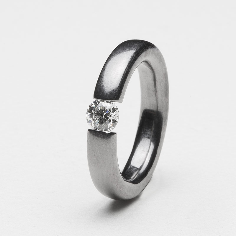 Bague solitaire diamant serti tension en titane brossé
