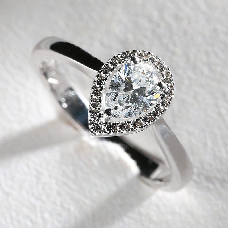 Bague de fiançailles diamant poire en or blanc