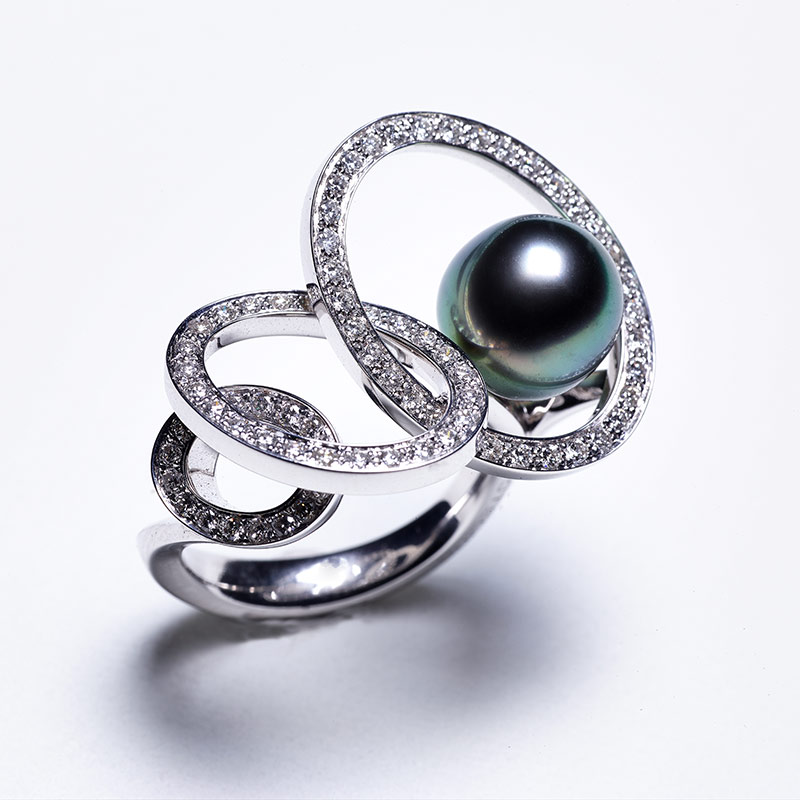 Bague perle de Tahiti et anneaux pavés de diamants
