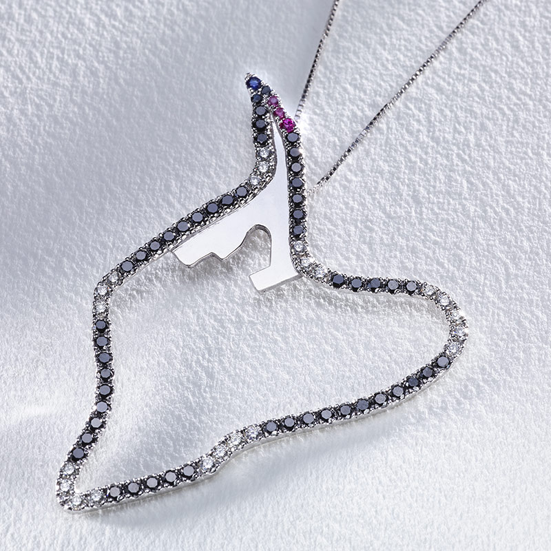 Pendentif cœur serti de diamants noirs et blancs