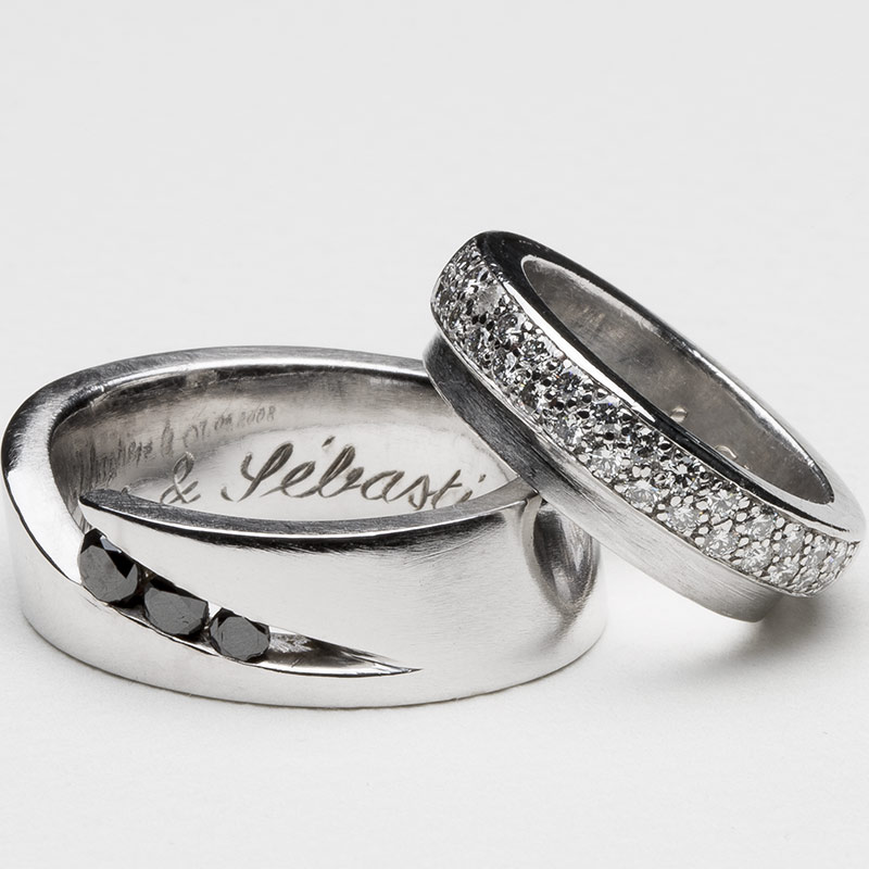 Paire d'alliances en or blanc, diamants noirs et pavage diamants