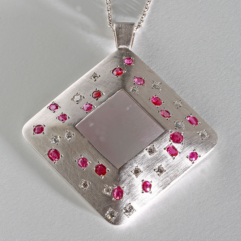 Pendentif carré or blanc serti de rubis et diamants