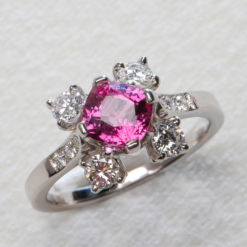Bague tourmaline rose et diamants, création joaillière sur-mesure