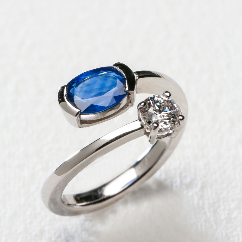 Bague saphir bleu ovale et diamant en or blanc, création Atelier Virtuose