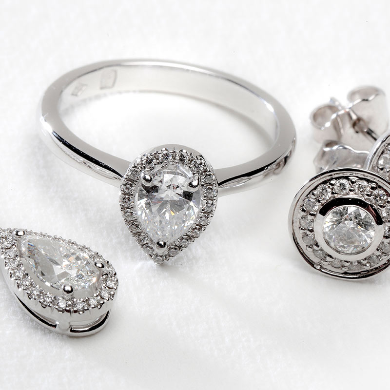 Bague de fiançailles diamant poire et boucles assorties