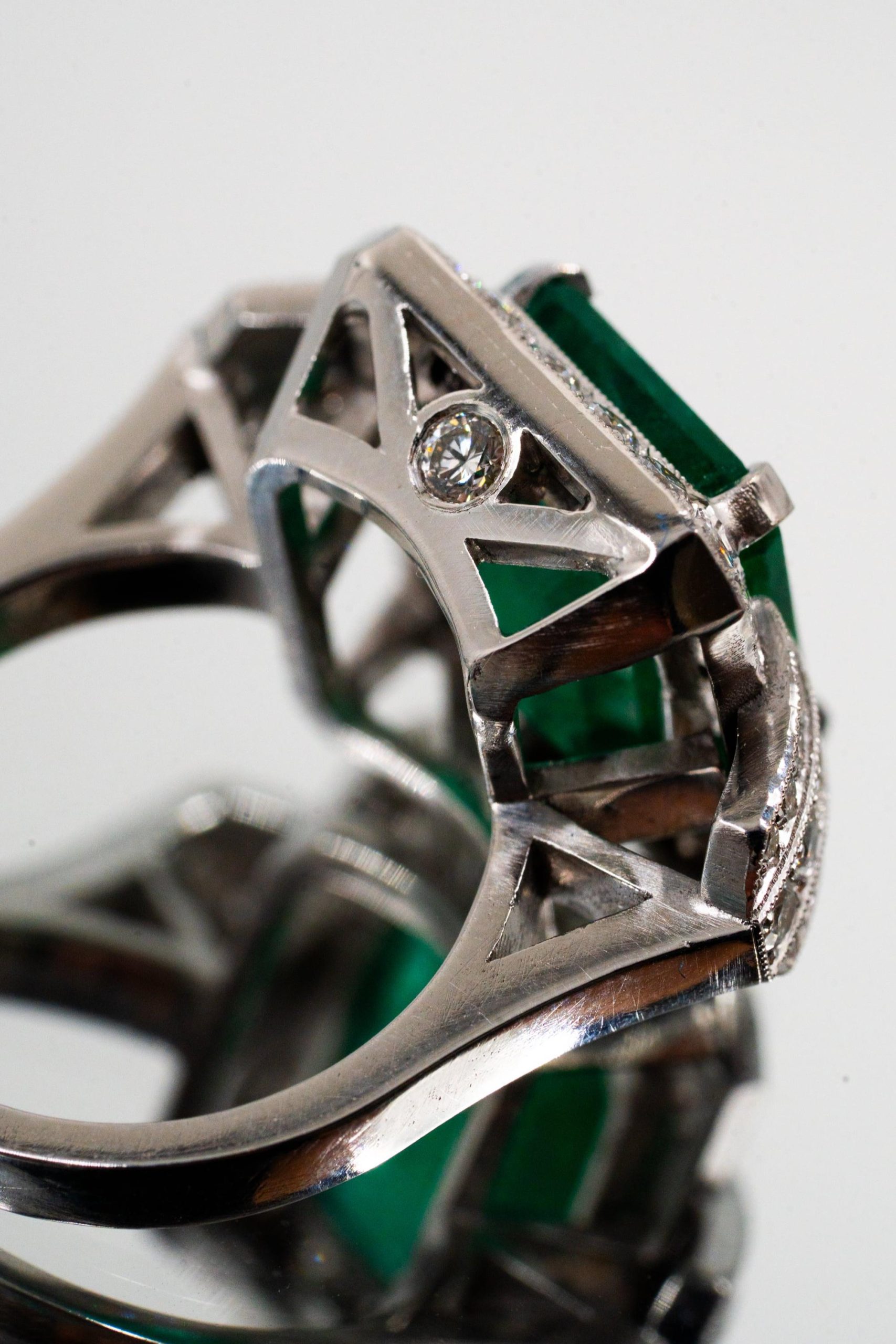 Profil ajouré d'une bague émeraude et diamants façonnée à l'atelier de Spa