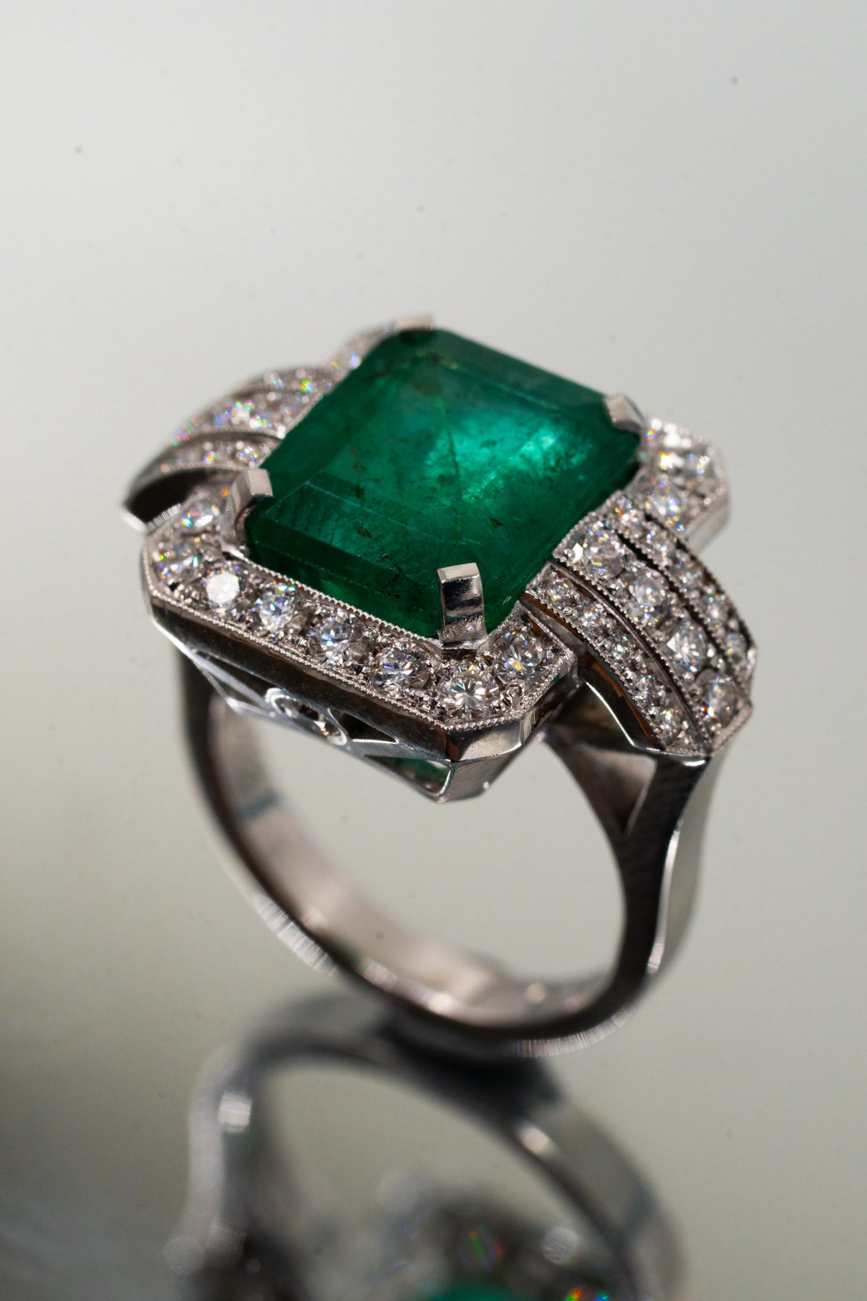 Bague émeraude et diamants aux épaules pavées, sertie à la main à Spa
