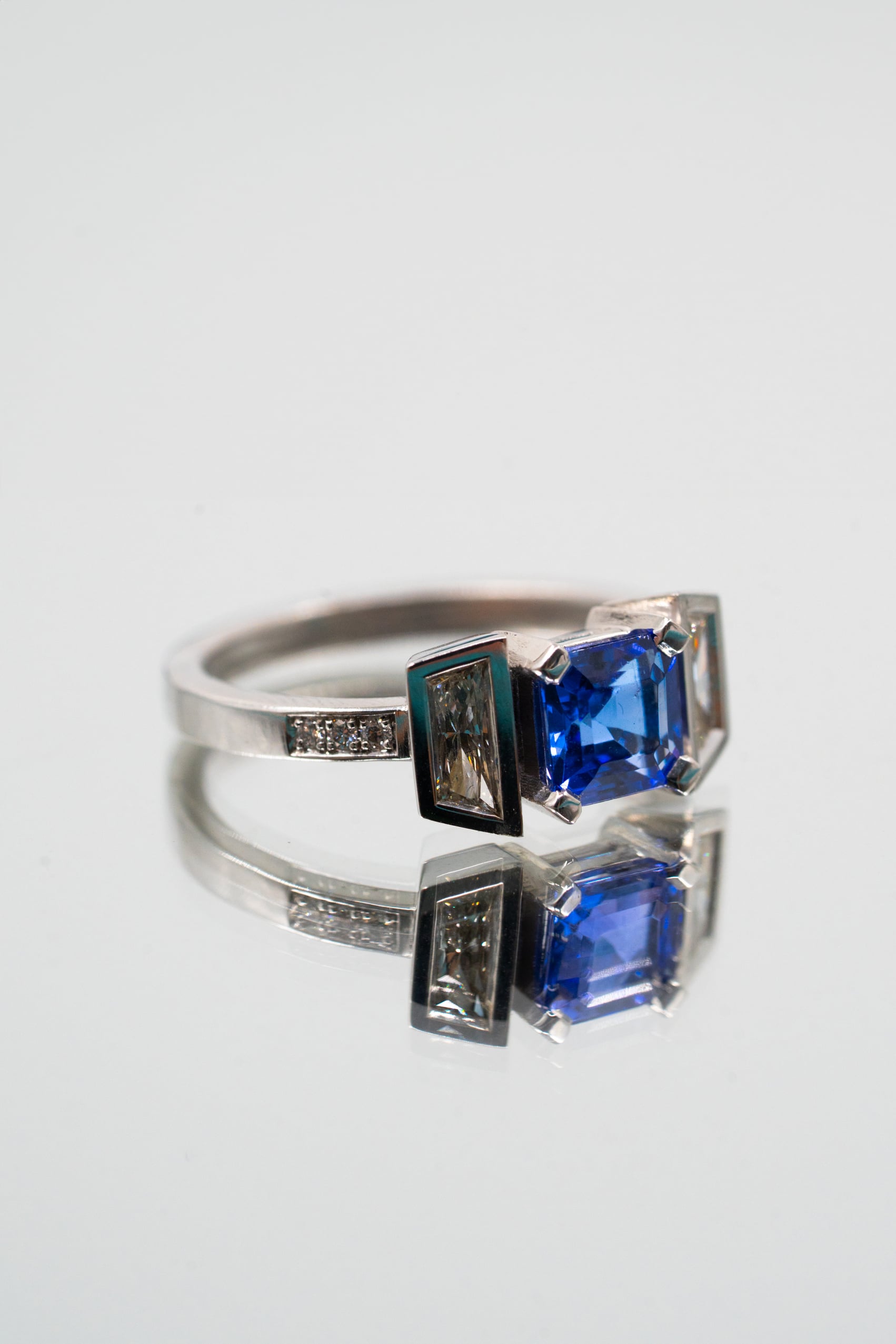 Bague pierre bleu-violet carrée, diamants trapèze et anneau serti de diamants