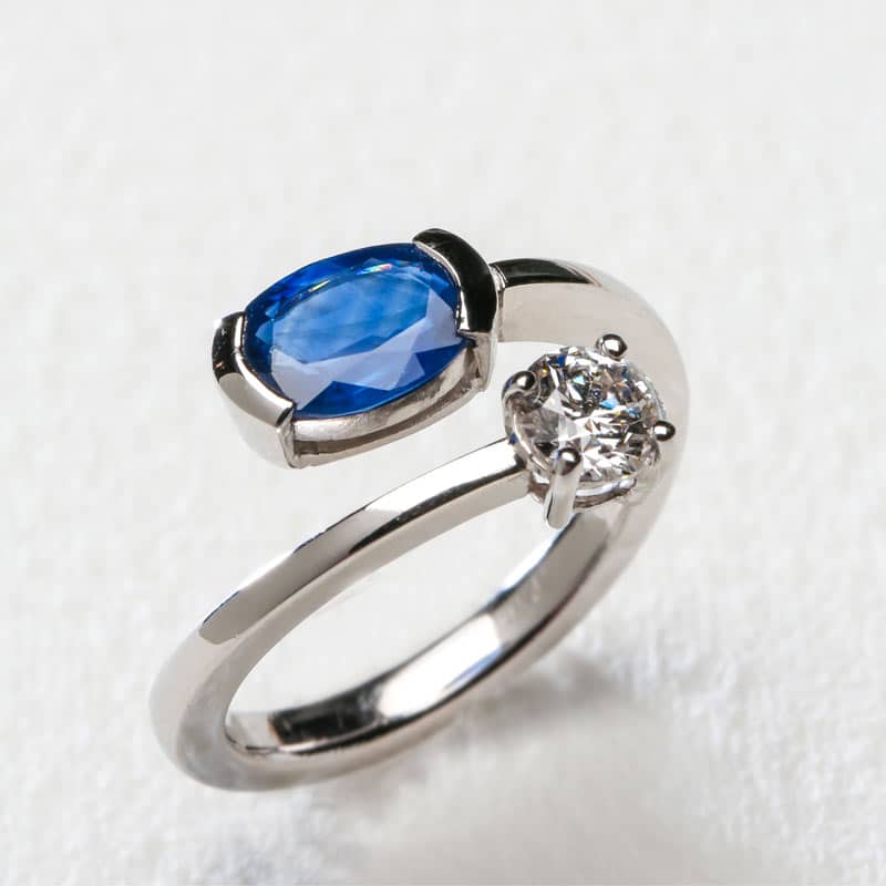 Bague saphir bleu ovale et diamant en or blanc, création Atelier Virtuose