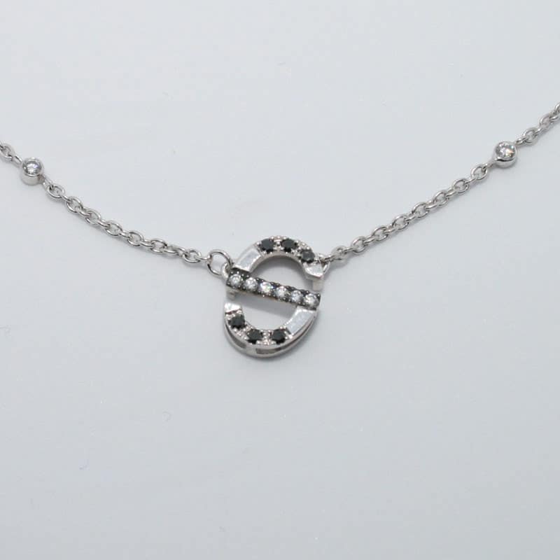 Pendentif en or blanc serti de diamants noirs et blancs, après remise à neuf