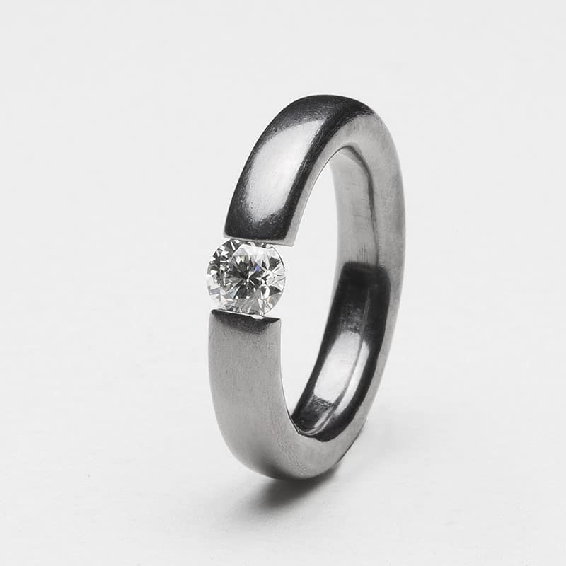 Bague solitaire diamant serti tension en titane brossé