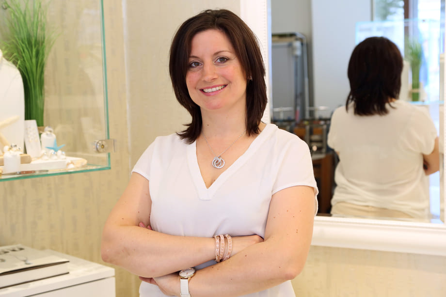 Virginie Welter, artisan joaillière, souriante dans sa bijouterie à Spa
